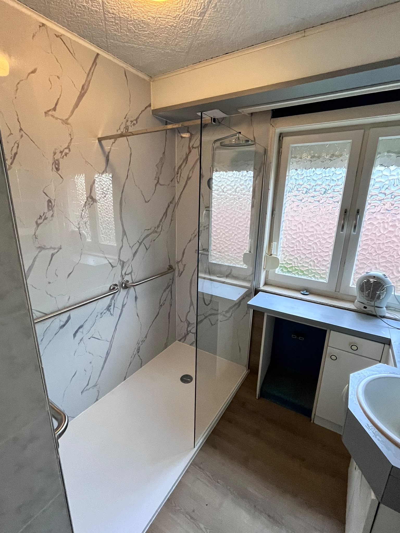 Installatie van een glazen douchewand en luxe kraanwerk